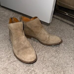 Hush Puppies boot size 7